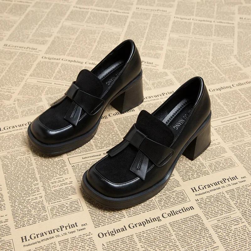 2024 Британский стиль Женская обувь Модные лоферы Весна Осень Бантик Квадратный носок Высокий каблук Коричневые маленькие кожаные туфли