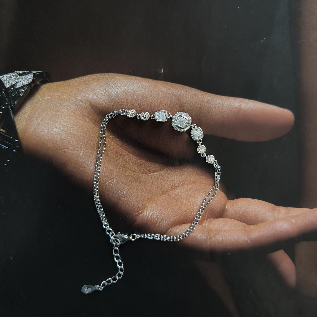 Серебряный браслет с фианитами, вес изделия 3,8 гр (2209089)