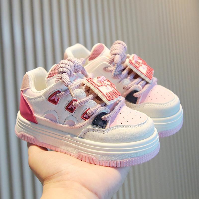 Детская спортивная обувь 2025 весна и осень новая обувь для девочек в повседневном стиле мультяшная обувь для мальчиков на доске мягкая подошва легкая детская обувь