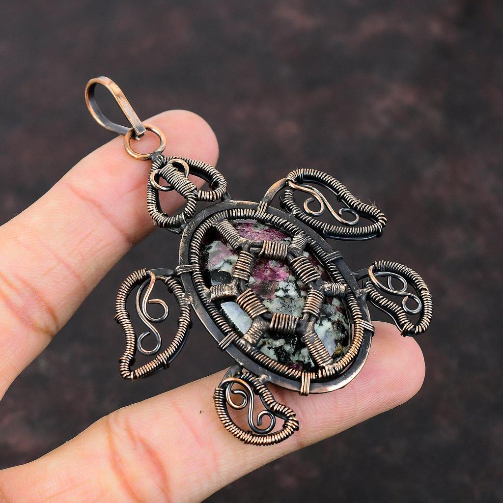 Эвдиалит Медный Кулон Украшения из Медной Проволоки Ручной Работы Кулон с Драгоценным Камнем Украшения из Эвдиалита Кулон в Виде Черепахи Кулон из Проволоки Для Подарка