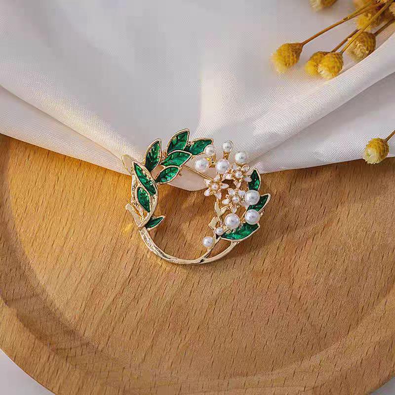Korean Elegant Light Luxury Brooch - High-End Anti-Exposure Pin for Women's Clothing Accessories