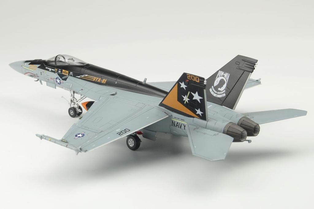 PLATZ Американский палубный истребитель Super Hornet Sunliners пластиковая модель 1/72 F/A-18E VFA-81 AE-34
