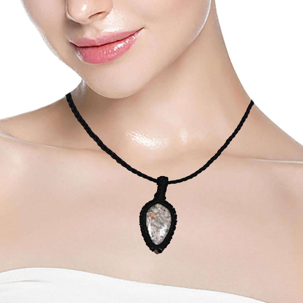 Подвеска-колье макраме ручной работы с натуральным камнем агатом «Сумасшедший кружевной»