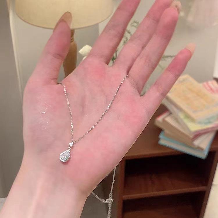 Элегантное ожерелье с подвеской в виде капли воды из титановой стали — прочная цепочка на ключицу в стиле знаменитостей для создания шикарного образа