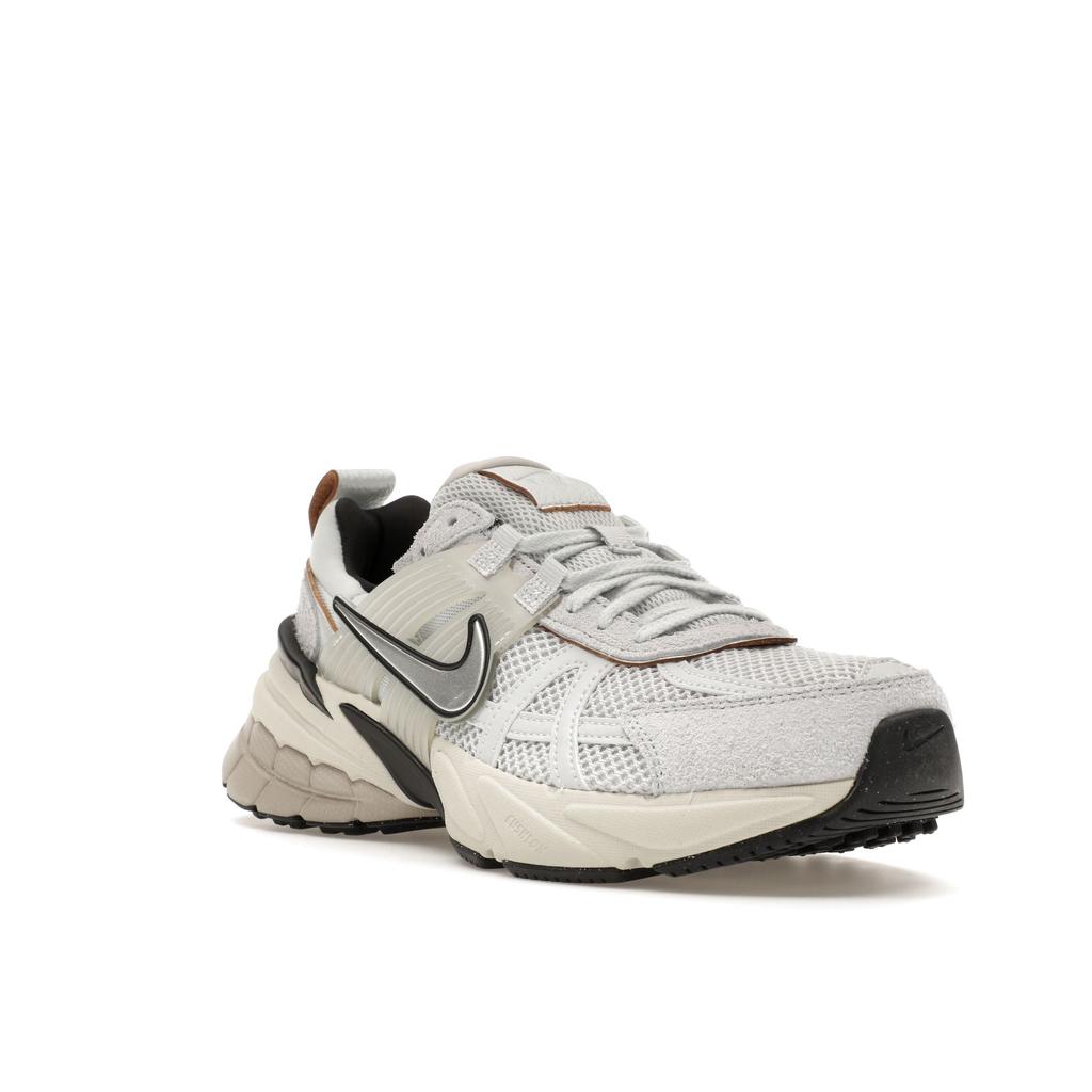 Nike Женские кроссовки V2K Run Pure Platinum Chrome Серый платиновый оттенок Light-Bone FN6703-002