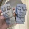 Каменный человек выпускает игрушку для снятия стресса, медленно отскакивает от мягкой статуи моаи, сжимает глаза, выражает заинтересованность, снимает стресс, детский подарок