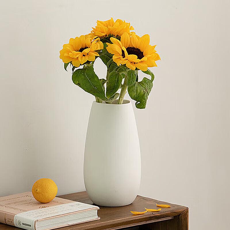 Элегантные и универсальные керамические декоративные вазы