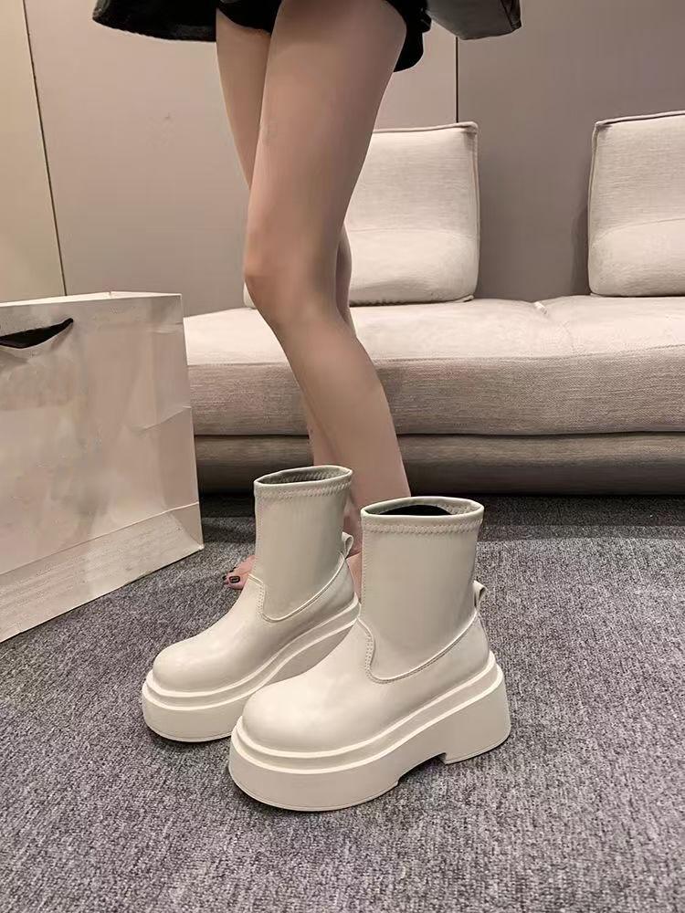 Модные универсальные маленькие узкие короткие ботинки женские 2025 новые осенне-зимние зарубежные на толстой подошве ботинки Мартин корейская версия модных ботинок