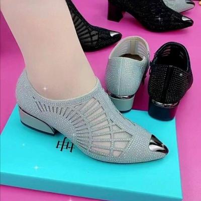 Сандалии на высоком каблуке из сетчатой ​​пряжи с выемками и бриллиантами, дышащий низкий каблук с заостренной головкой, новая мода лета