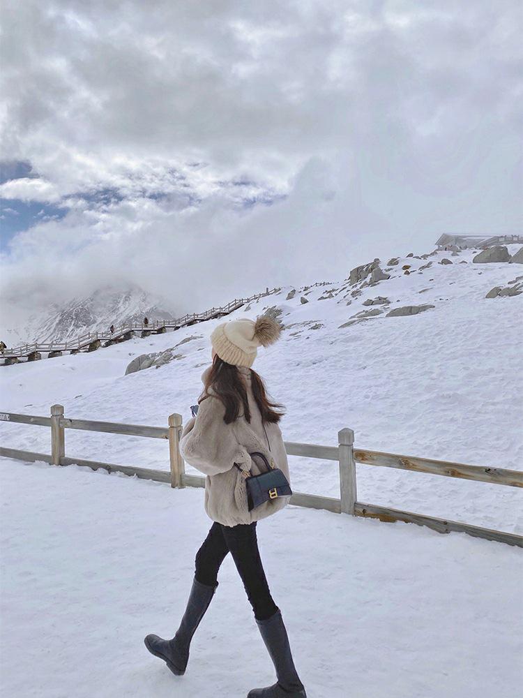 Женское зимнее пальто 2025 из искусственного меха кролика рекс - Новый трендовый стиль со стойкой воротником, пушистый свободный крой и дизайн с капюшоном