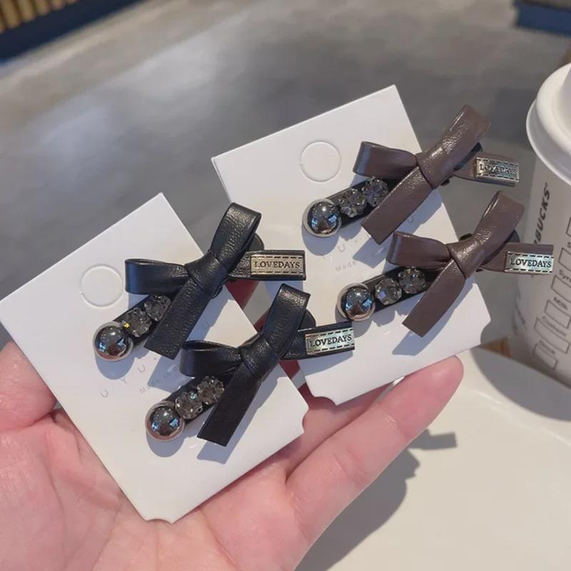 Роскошная кожаная заколка-уточка с бантом, золотой этикеткой и жемчугом