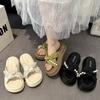 Крутые тапочки женская летняя одежда 2025 новый национальный стиль красивые с юбкой на платформе пляжные сандалии жемчужные одно слово перетащить