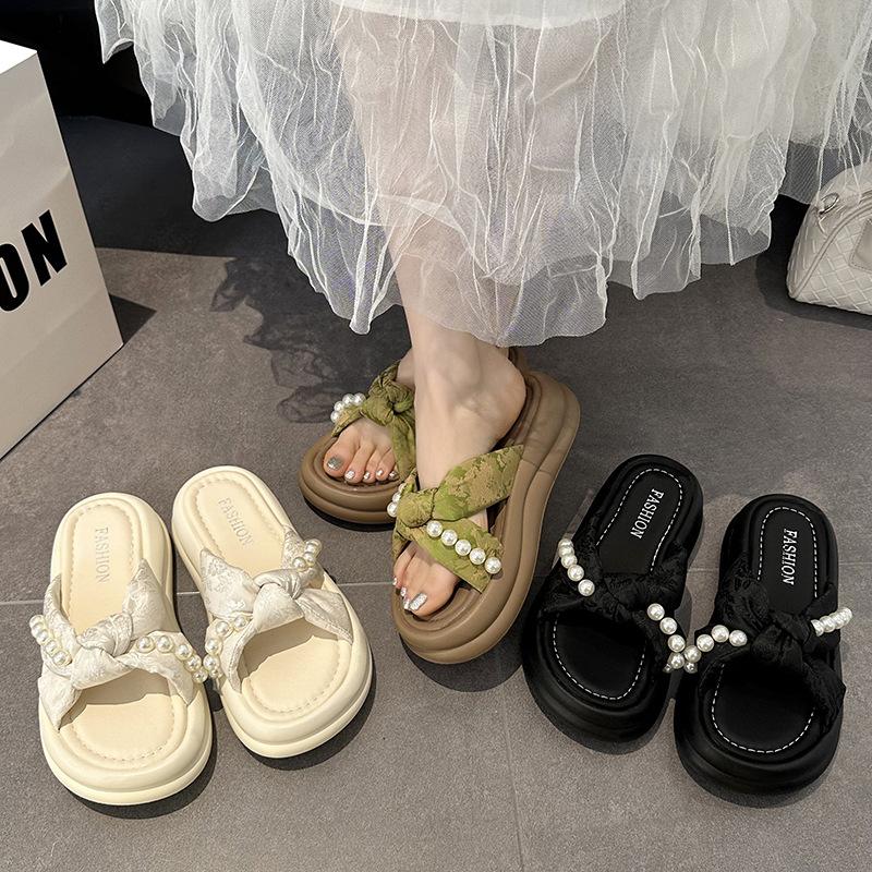 Крутые тапочки женская летняя одежда 2025 новый национальный стиль красивые с юбкой на платформе пляжные сандалии жемчужные одно слово перетащить