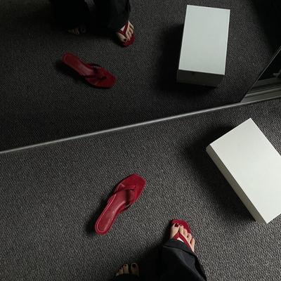 Овчина~ за новые красные кожаные кошки и шлепанцы для женщин летом, ношение тапочек на высоком каблуке и крутых шлепанцев.