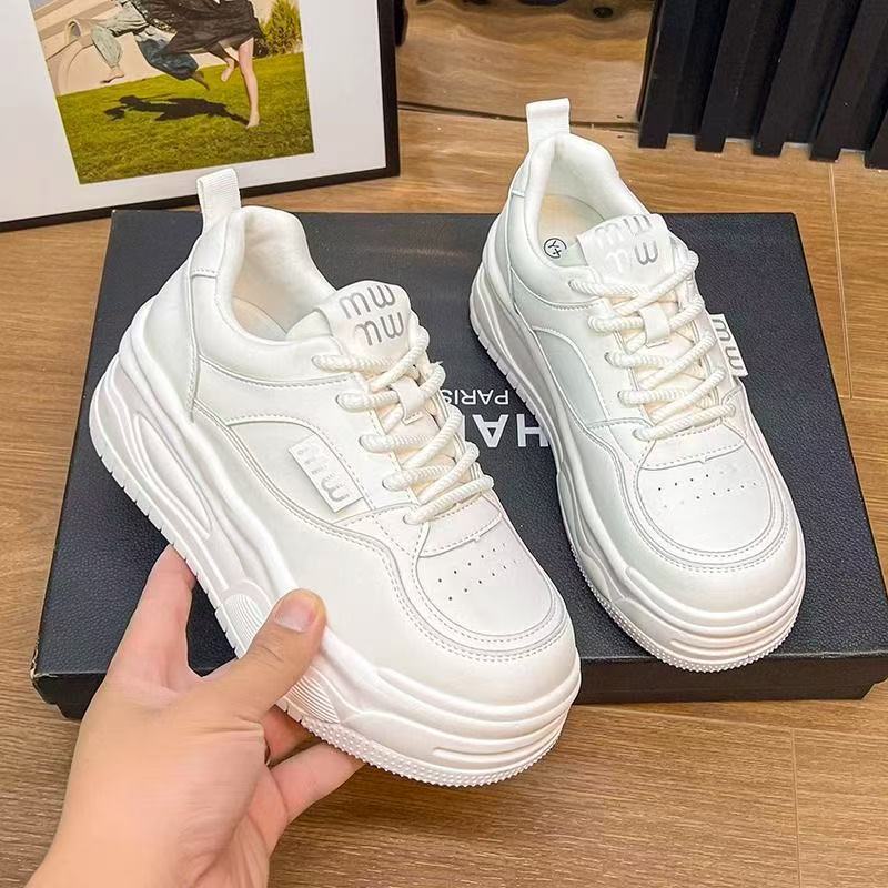 Кожаная поверхность показывает высокие белые туфли женские весна 2025 новые популярные универсальные повседневные легкие спортивные туфли на толстой подошве