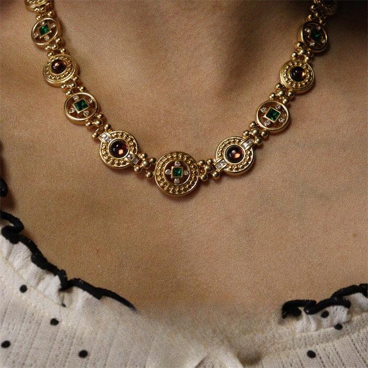 Это ажурное ожерелье из цветной эмалированной латуни в придворном стиле, дополненное чокером, идеально подходит для вечеринок, праздников и других особых случаев.