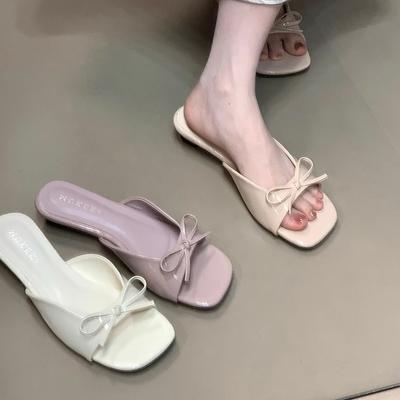Сандалии на низком каблуке с квадратным носком, новый сказочный стиль лета 2025, лакированная кожа с бантом, крутые тапочки и юбка
