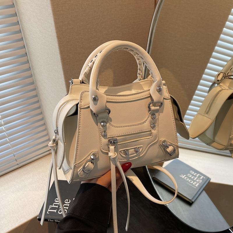 Women's Bag 2025 New Korean Version Fashion Rivet Shoulder Locomotive Bag Personalized Trend Messenger Small Square Bag Pu