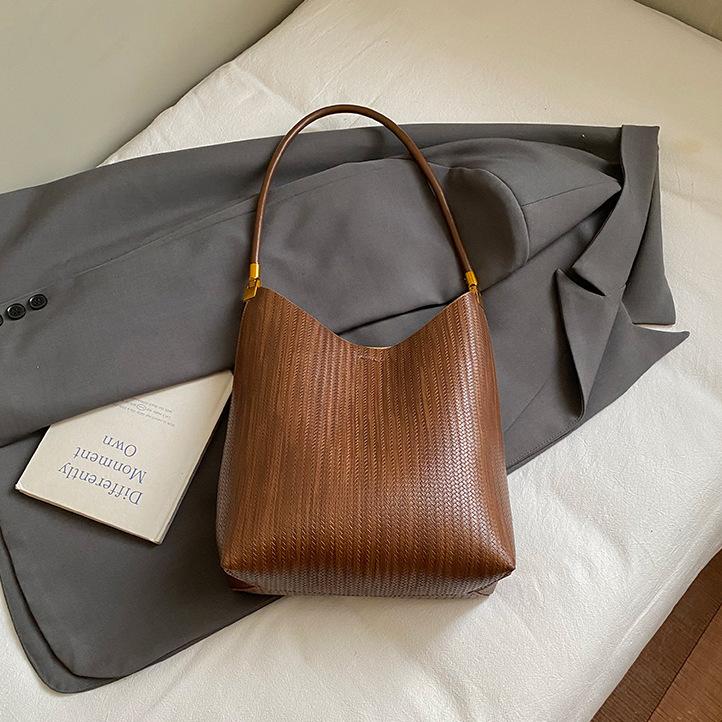 Ретро сумка женская большой вместимости новая осенне-зимняя универсальная повседневная на плечо подмышку сумка-тоут для通勤