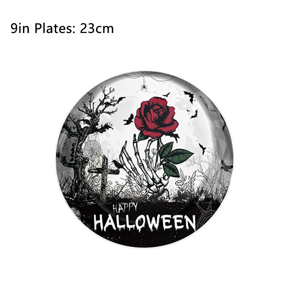 Принадлежности для вечеринки в честь Хэллоуина включают бумажные тарелки, чашки, салфетки, скатерть, баннер.