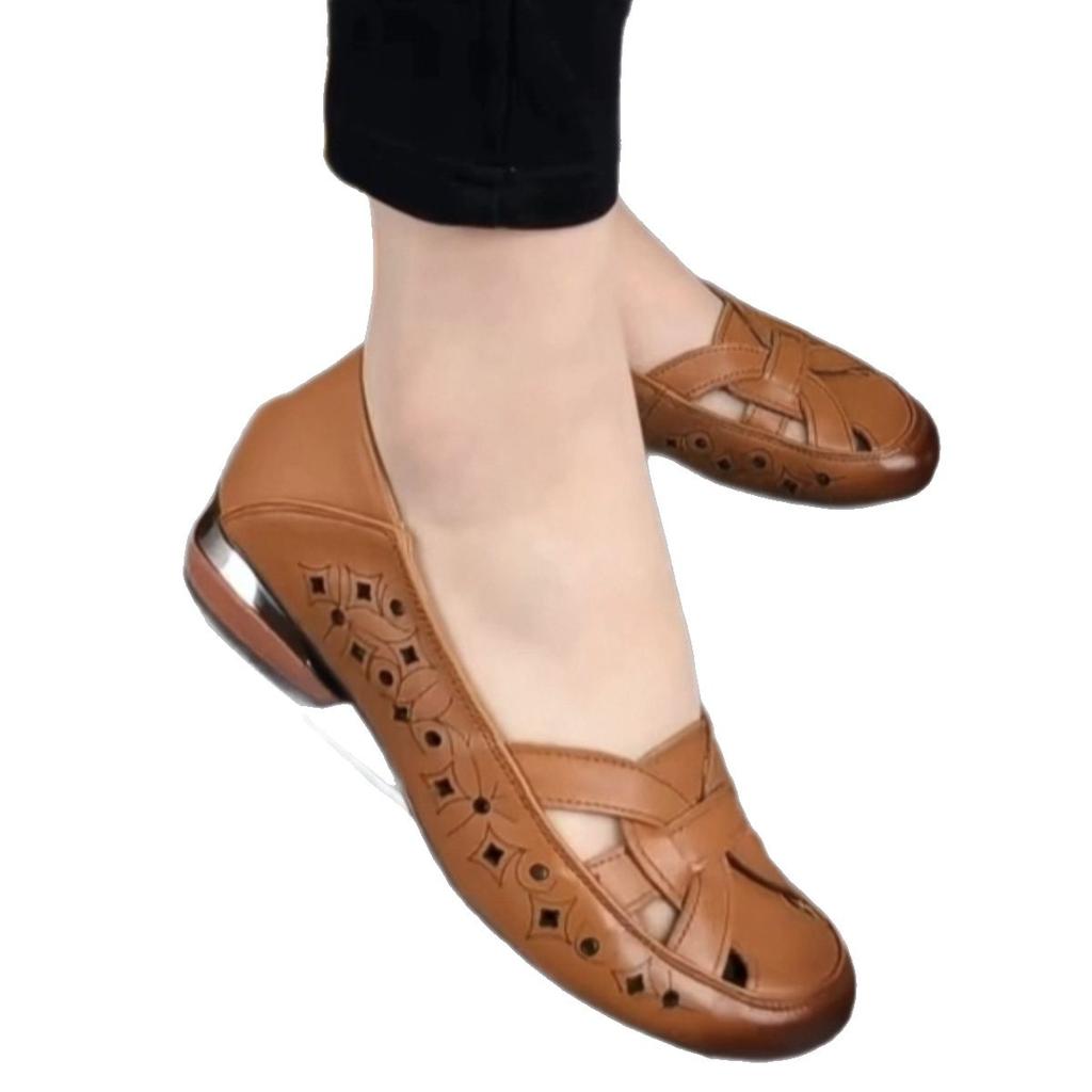 2025 лето новые повседневные сандалии с перфорацией для мамы женская мода дышащая мягкая кожа мягкая подошва обувь с отверстиями