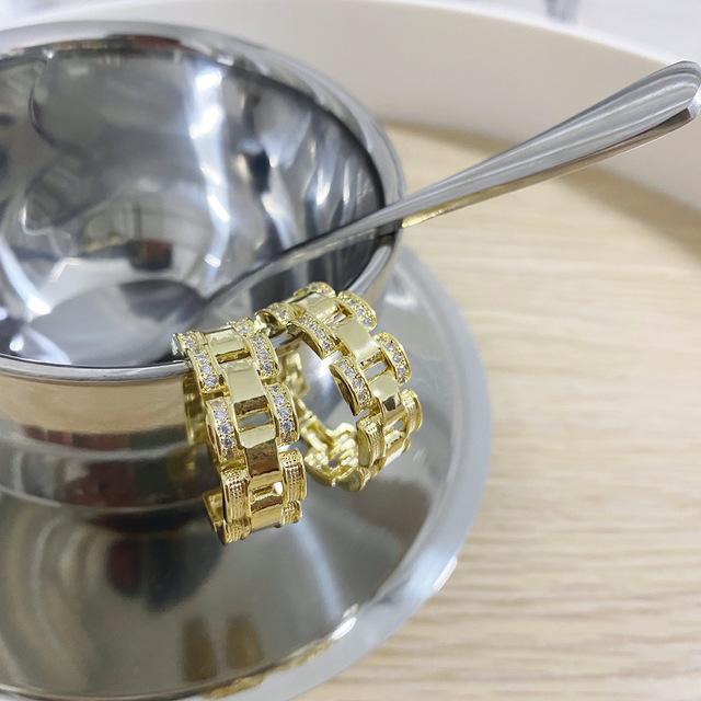 Корейские модные ювелирные изделия Простые серьги из настоящего золота 14 карат с цирконием Простой темперамент и щедрые женские повседневные дикие серьги