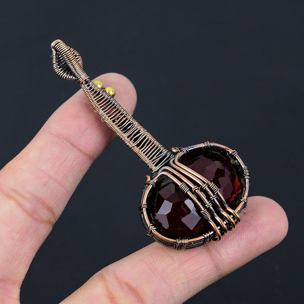 Уникальный красный гранат в форме гитары Драгоценный камень из чистой медной проволоки, обернутый ювелирными изделиями ручной работы