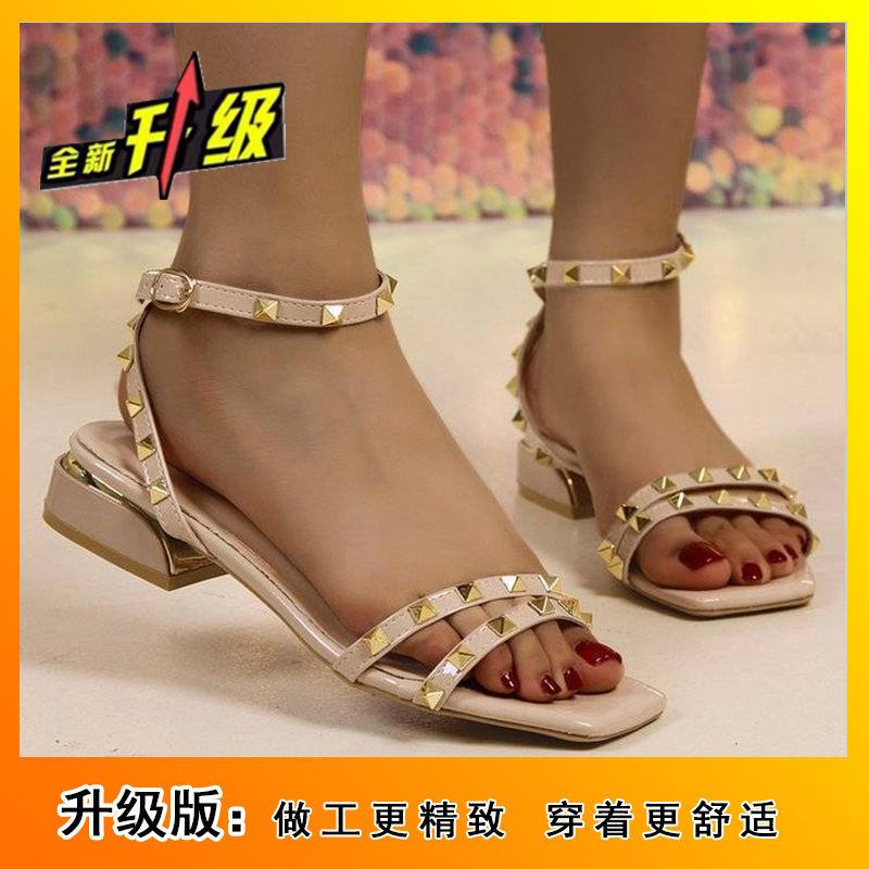 2024 новая женская обувь на низком каблуке 40 сандалии-гладиаторы на толстом каблуке для полных ног женская модная универсальная обувь сандалии с открытым носком и заклепками
