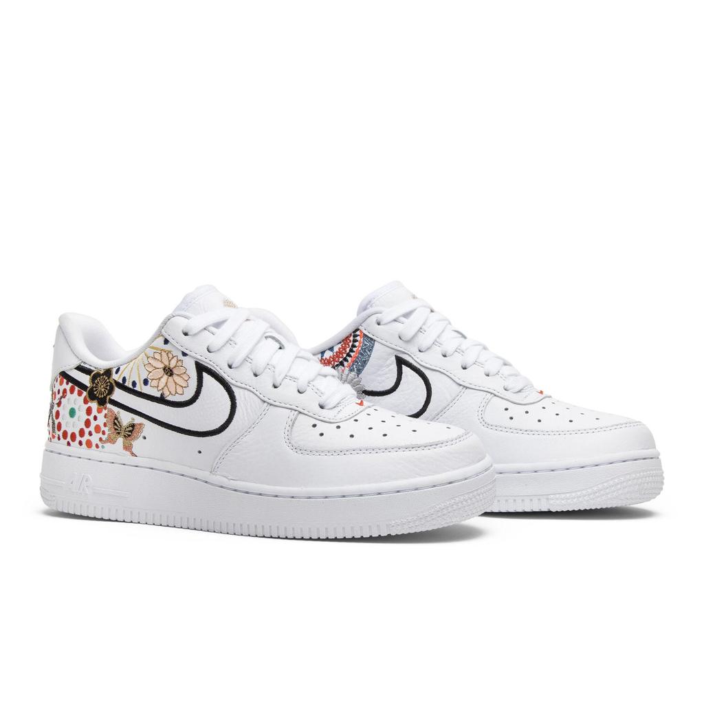 Nike Женские Air Force 1 'LNY' (женские размеры) Белые / Хабанеро Красные Скейтбордические Кроссовки AJ8298 100