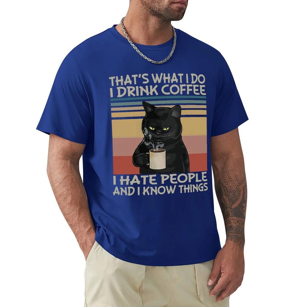 Вот что я делаю Я пью кофе Ненавижу людей И я знаю вещи Кот Винтажная футболка Футболки Футболки для мужчин