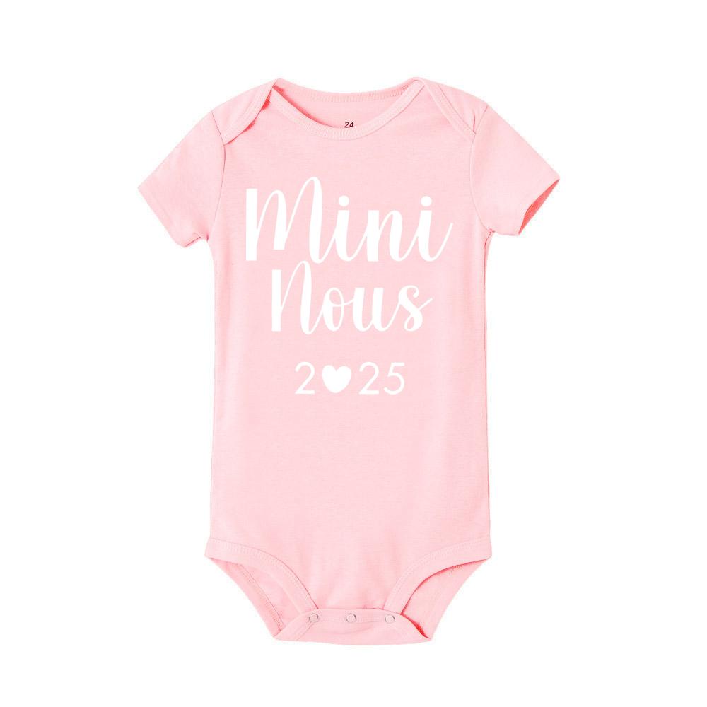 Mini Us 2025 Print Infant Boy Girl Romper Pregnancy Announcement Short Sleeve Infant Bodysuit Summer Newborn Clothes Birth Gift