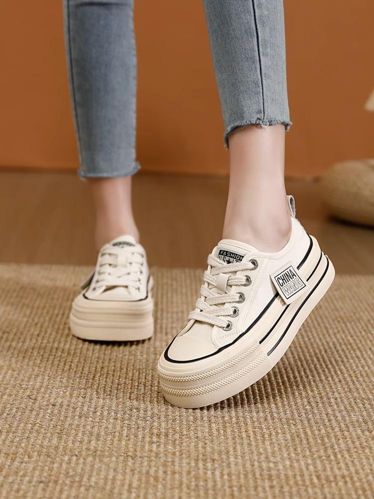 Платформенные парусиновые туфли женские 2025 весна и лето новинка увеличение роста студенческие универсальные взрыв повседневные маленькие белые туфли спортивная обувь для скейтборда