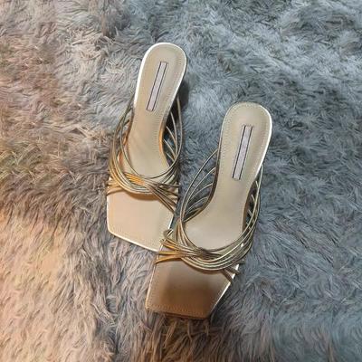 Новые супер огненные сексуальные крестики с золотыми крутыми тапочками женская летняя одежда одно слово с сандалиями тонкий каблук квадратный носок высокие каблуки