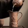 Грубая керамика Ретро Чаша справедливости Старая каменная глина Рельеф Паломничество Ручной чайник для чая Церемония Кунг-фу Сосуд для наливания Набор для заваривания