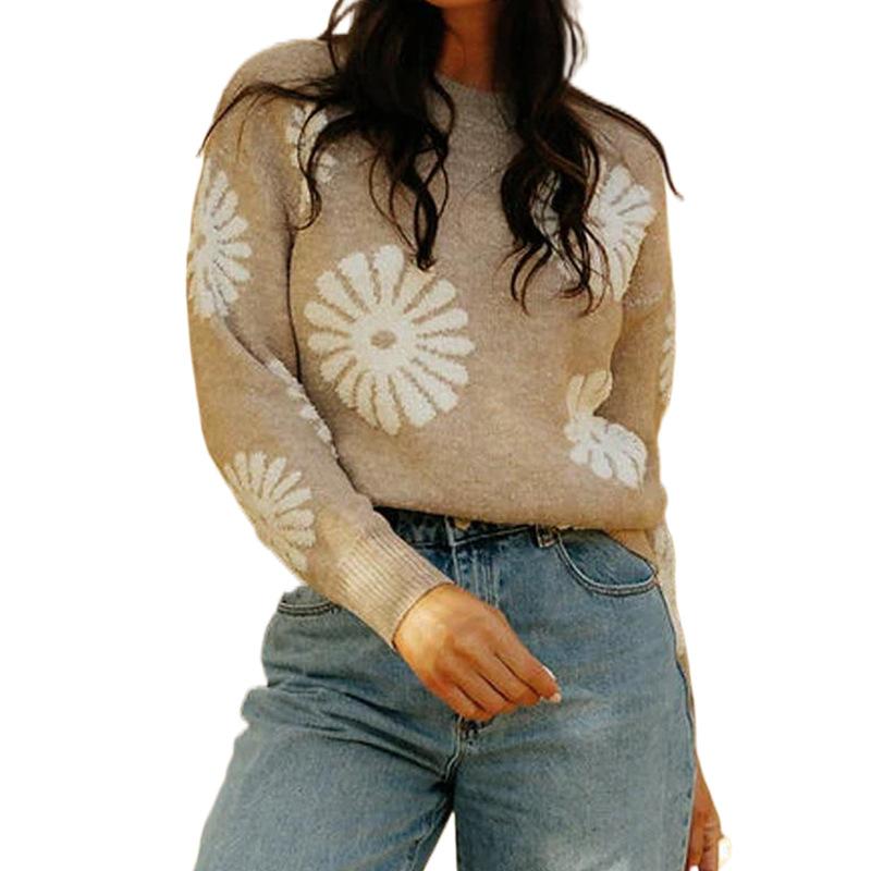 Трикотажный женский свитер с цветочным принтом на осень и зиму