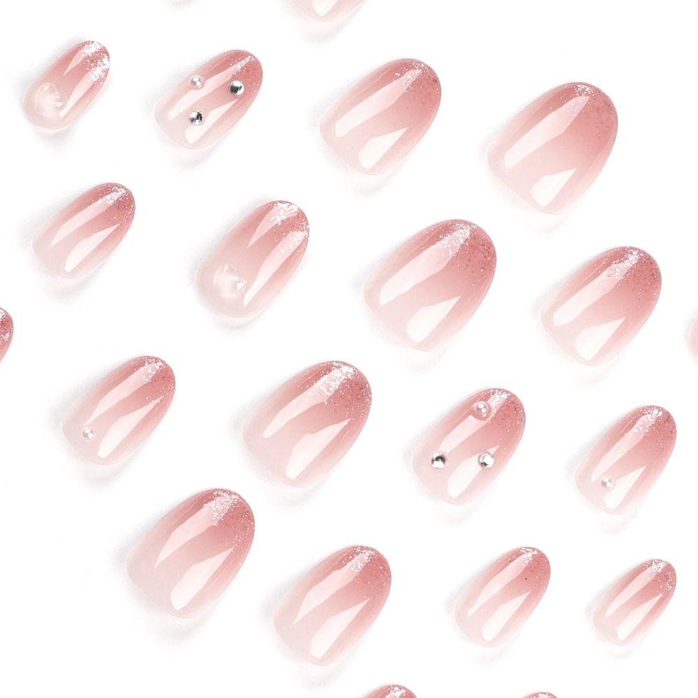 Французские накладные ногти. Градиентные кончики ногтей. Маникюрный пресс на ногтях для женщин.