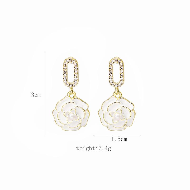 Небольшие серьги-гвоздики в виде цветка розы Ethos в стиле ретро с романтическим жемчугом и асимметричной камелией