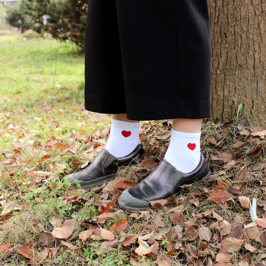 Женские короткие носки с сердечками по бокам