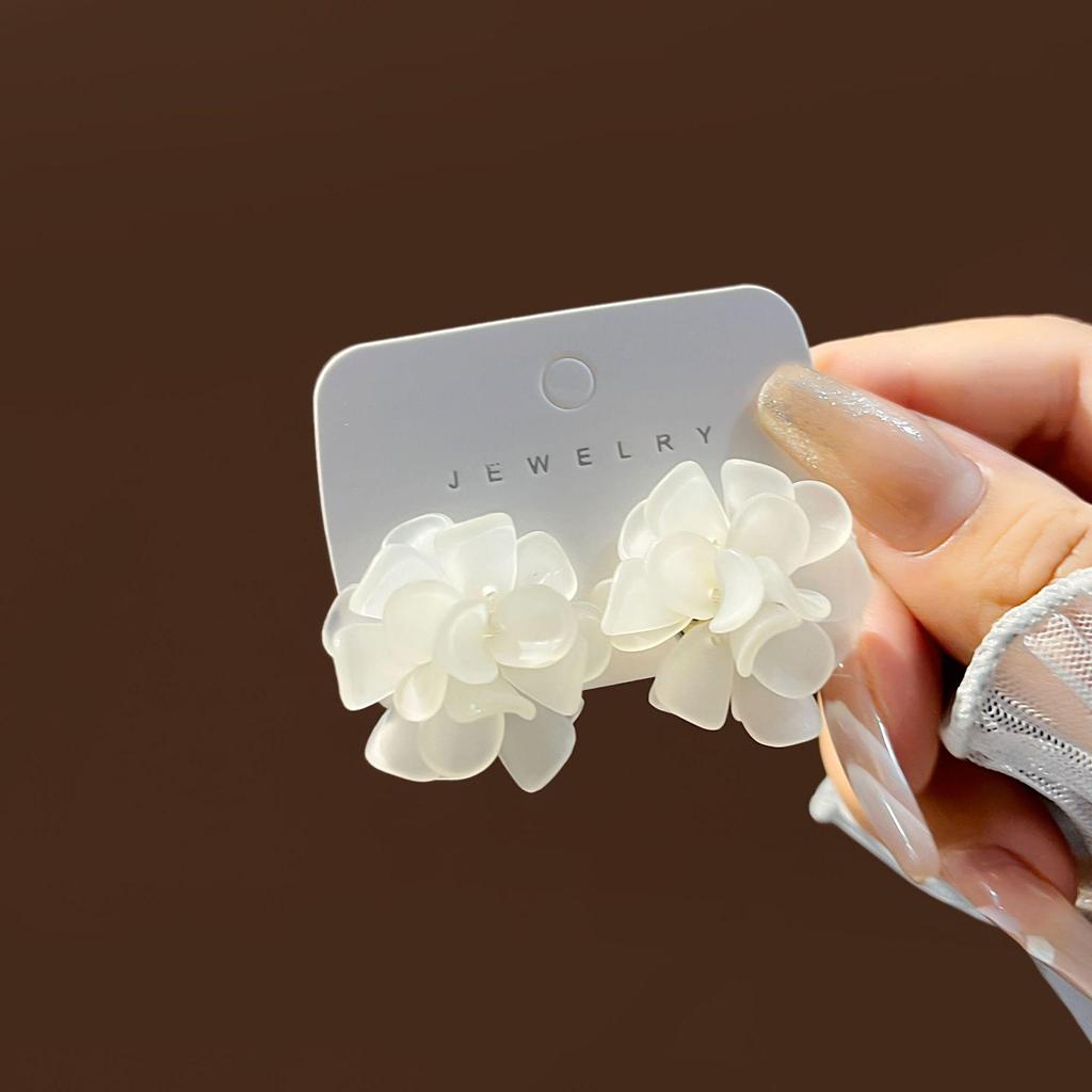 Серьги-пусеты 'Серебряная игла' из корейского белого перламутра в форме лепестка с прозрачным цветком и кисточкой из жемчуга