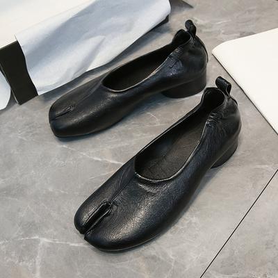 Туфли с раздвоенным носком на свиных копытцах женские осенне-зимние новые ретро толстый каблук резинка нишевый дизайн туфли-подковы модные одинарные туфли женские