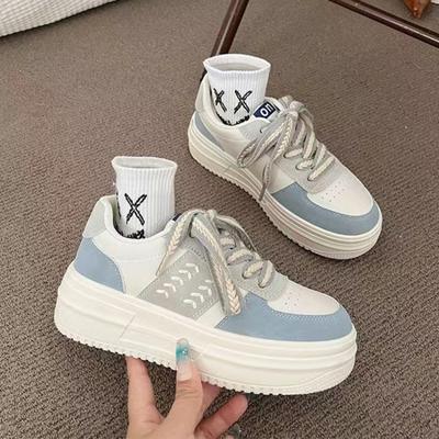 2024 Кроссовки на платформе для женщин 2024 года, белые теннисные туфли для студентов, разноцветные шнурки, дышащая повседневная вулканизированная обувь для женщин