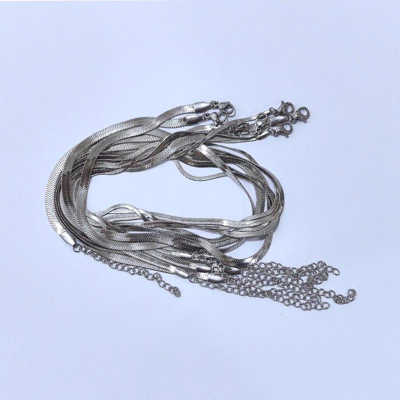 Цепочка из нержавеющей стали в виде змеиной кости: Простая, прочная, не выцветающая титановая стальная цепочка для ключей — универсальная и популярная.
