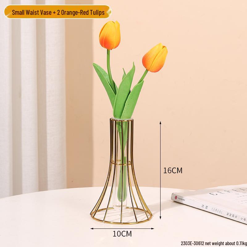 Минималистичная прозрачная стеклянная ваза для создания креативных цветочных композиций в гостиной или столовой.