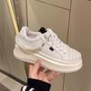 Женские модные дизайнерские кроссовки 2024 года, весна-лето, новый стиль, повседневные, универсальные, с металлическим декором, трендовые спортивные белые туфли