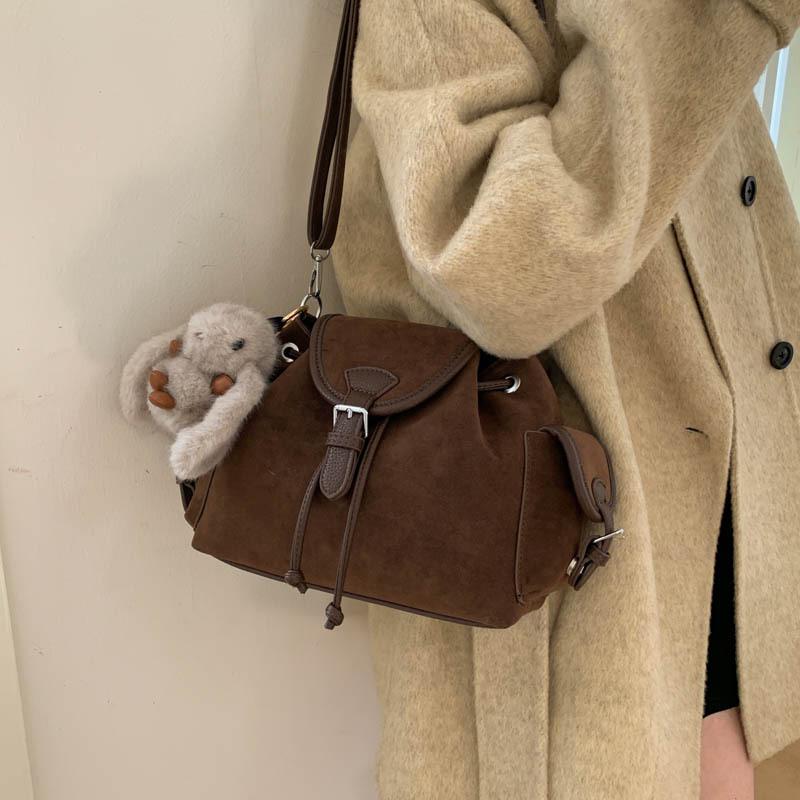 Осенне-зимний ретро замшевый женский рюкзак 2025 новый большой вместимости для поездок на работу студенческий школьный рюкзак для занятий