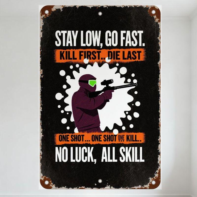 Винтажная потертая металлическая табличка 'STAY LOW, GO FAST' с фигуркой снайпера - Тактический настенный декор для стрельбы из пейнтбола и спортивных игр для мужчины Cav
