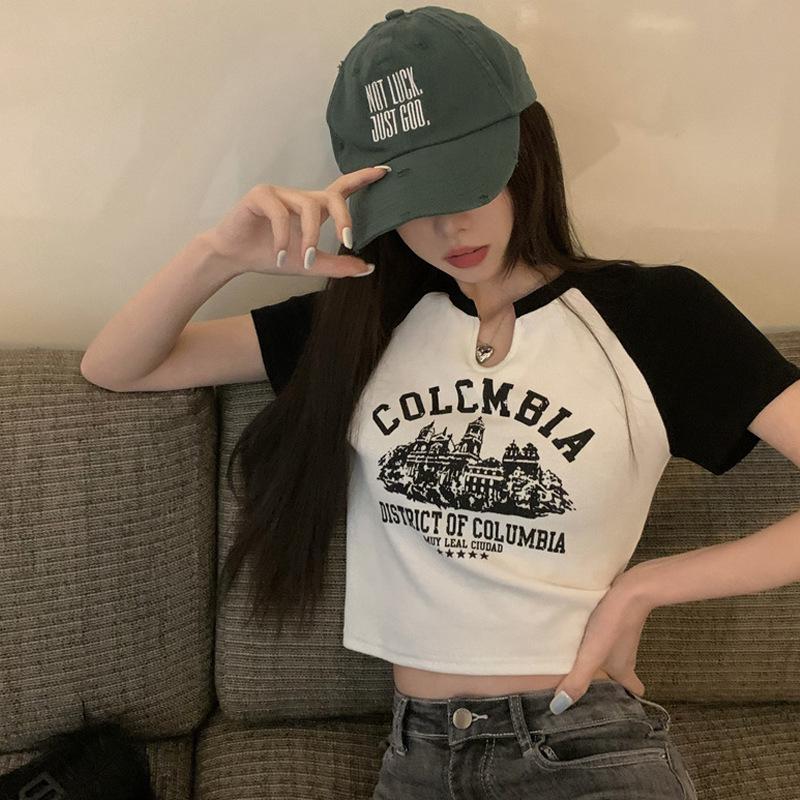 «Летняя ретро-футболка 2024 года в стиле «сладкая и пряная» с V-образным вырезом и короткими рукавами для модных студентов»