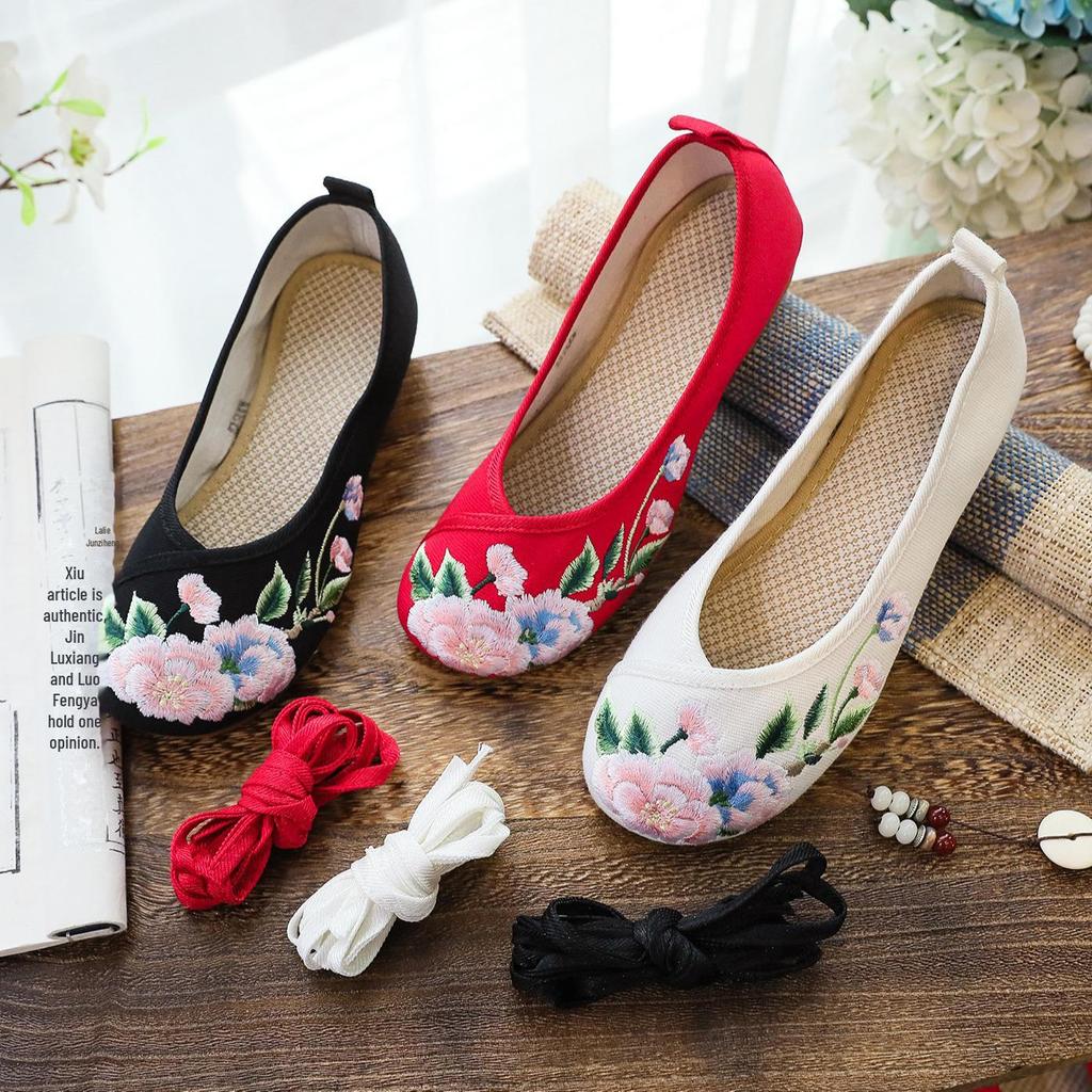 Женские туфли в этническом стиле из вышитой ткани с подошвой из коровьей кожи, низким каблуком и неглубоким носом — идеальный вариант для весны и осени.