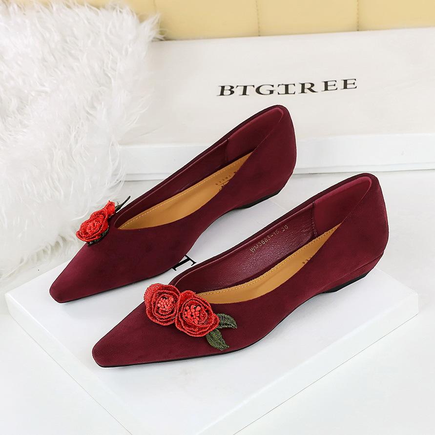 Fashion Large Size 43 Low Heeled Shoes Women Wedges 2.5 Cm Comfortable Low Heels Shoes Suede Flower Ladies Shoes Women Pumps Retro 2025