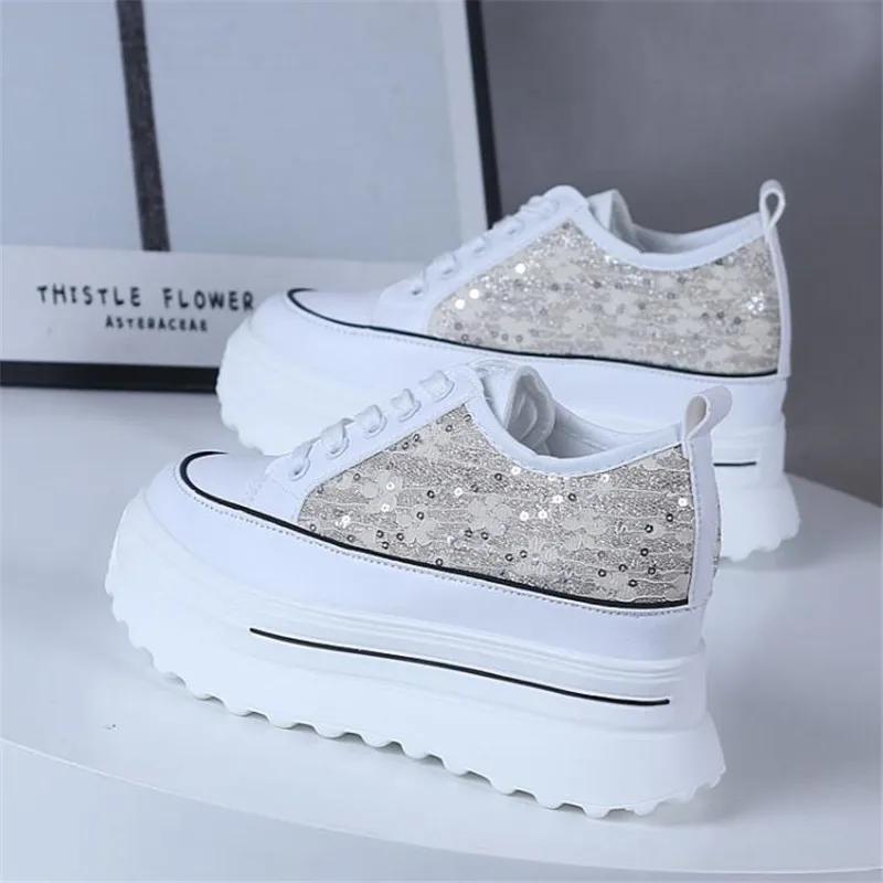Мода 2025 Женские кроссовки Весенние туфли кэжуал с пайетками Женские туфли на платформе Танкетки Увеличивающие рост Вулканизированная обувь 9 см